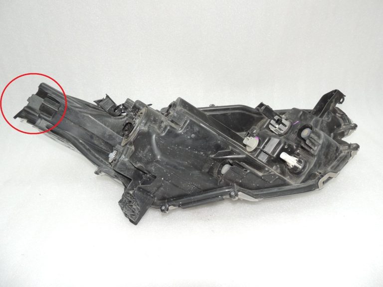 Toyota Yaris IV priekšējais kreisais lukturis 81106K0060