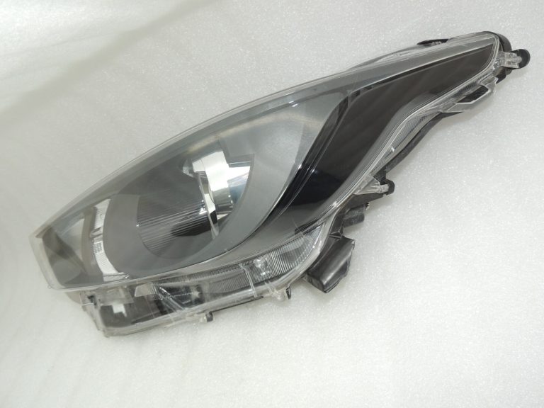 Toyota Yaris IV priekšējais kreisais lukturis 81106K0060