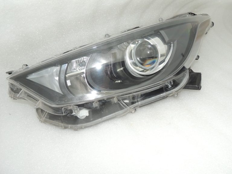 Toyota Yaris IV priekšējais kreisais lukturis 81106K0060