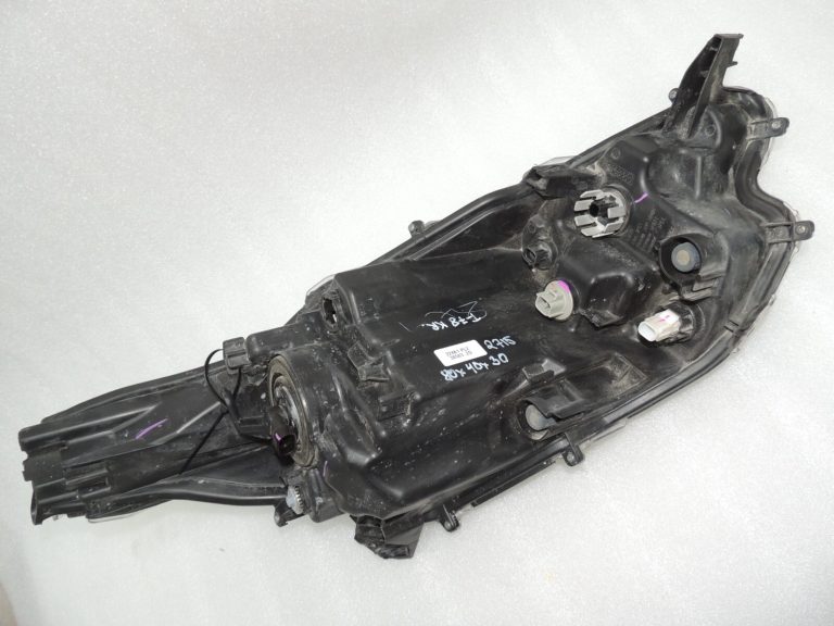 Toyota Yaris IV priekšējais kreisais lukturis 81106K0060