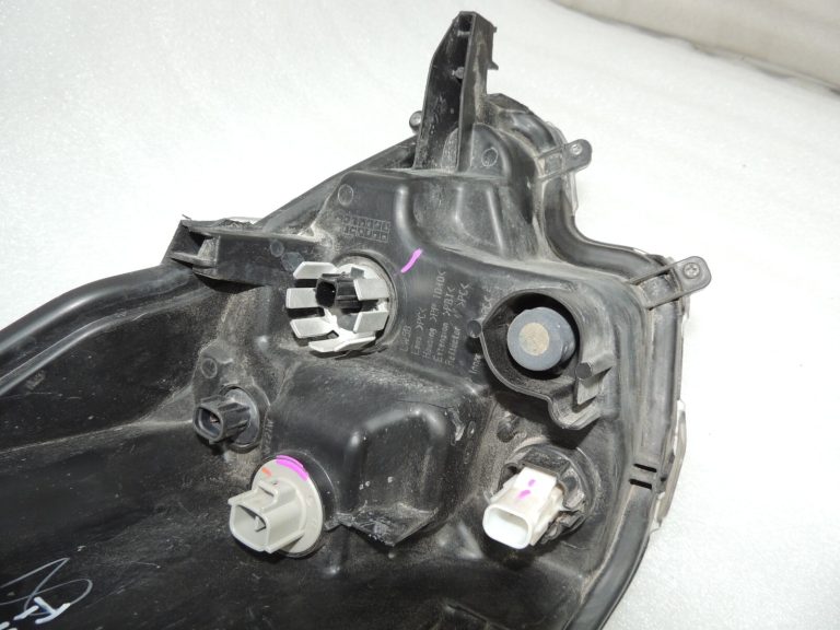 Toyota Yaris IV priekšējais kreisais lukturis 81106K0060