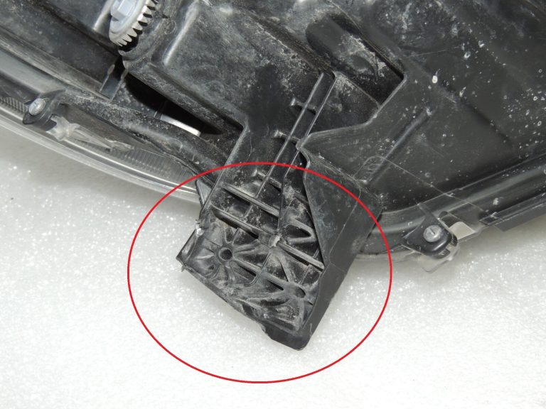 Toyota Yaris IV priekšējais kreisais lukturis 81106K0060