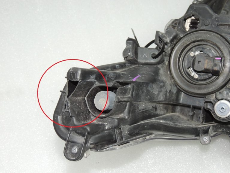 Toyota Yaris IV priekšējais kreisais lukturis 81106K0060