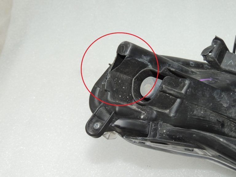 Toyota Yaris IV priekšējais kreisais lukturis 81106K0060