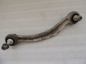 Mercedes W205 C63 AMG Aizmugurējā labās balstiekārtas balsts sijas stienis Labais Wishbone