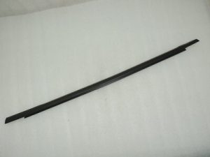 Ford Focus III Melns melns aizmugurējā labā durvju loga blīvējums 1864245