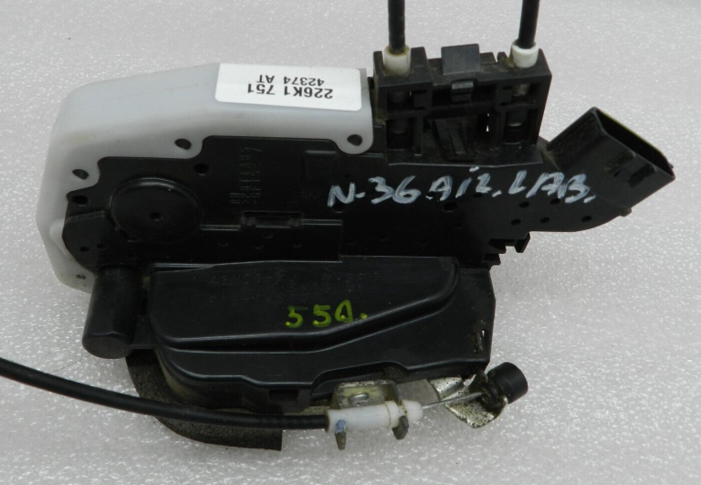 Nissan X-Trail oriģinālā durvju slēdzene aizmugurējā labajā pusē 825004CA0A