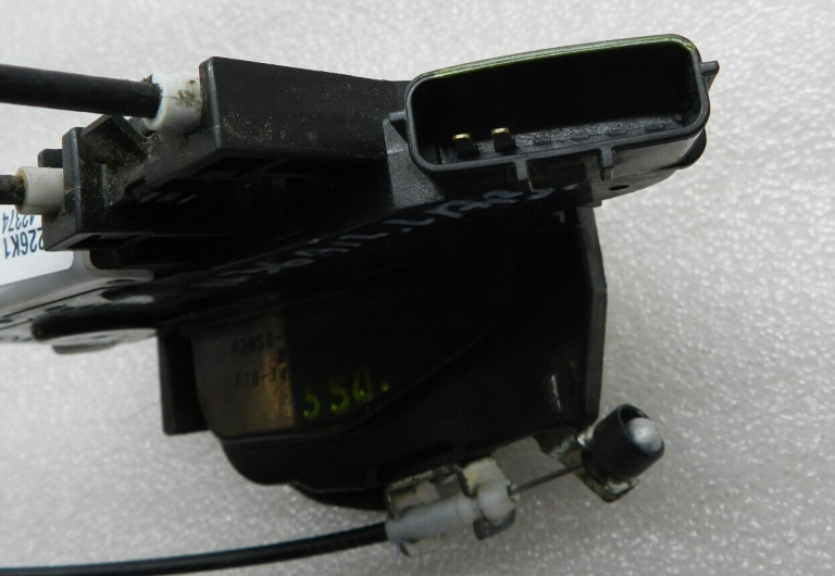 Nissan X-Trail oriģinālā durvju slēdzene aizmugurējā labajā pusē 825004CA0A