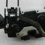 Nissan X-Trail oriģinālā durvju slēdzene aizmugurējā labajā pusē 825004CA0A