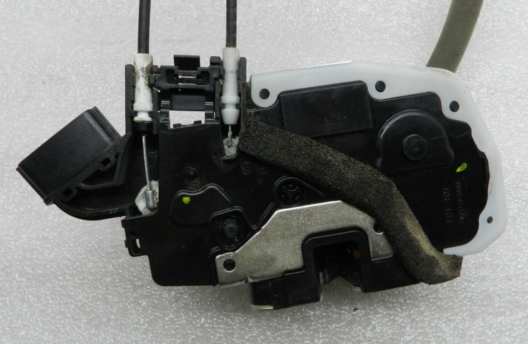 Nissan X-Trail oriģinālā durvju slēdzene aizmugurējā labajā pusē 825004CA0A
