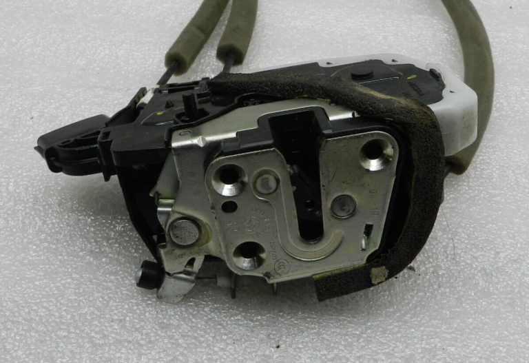 Nissan X-Trail oriģinālā durvju slēdzene aizmugurējā labajā pusē 825004CA0A