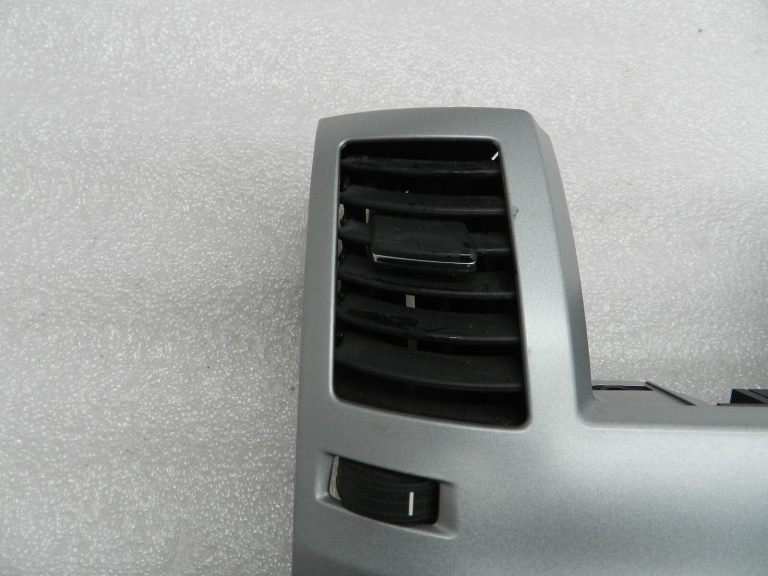 Opel Zafira B oriģināls radio paneļa centrālās konsoles ventilācijas atveres
