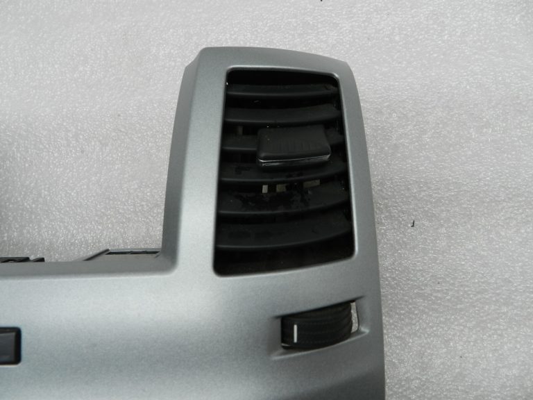Opel Zafira B oriģināls radio paneļa centrālās konsoles ventilācijas atveres