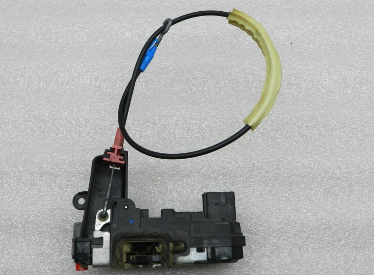 Opel Zafira B Oriģinālā durvju slēdzene aizmugurējā labajā pusē 13210739