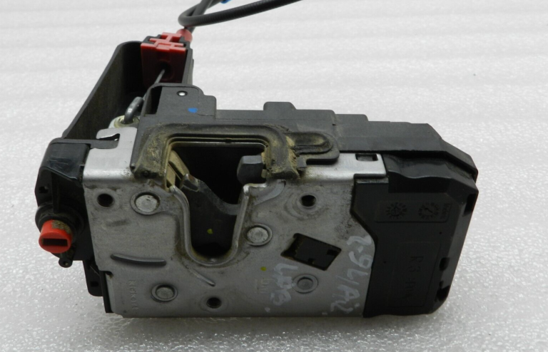 Opel Zafira B Oriģinālā durvju slēdzene aizmugurējā labajā pusē 13210739