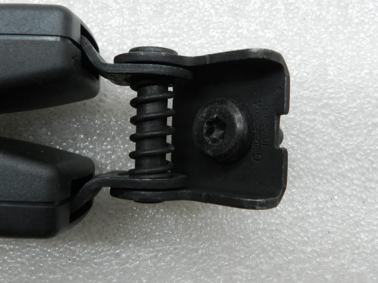 Opel Zafira B oriģinālā drošības jostu sprādze 3. rinda 3. rinda aizmugurējais centrs 13132409