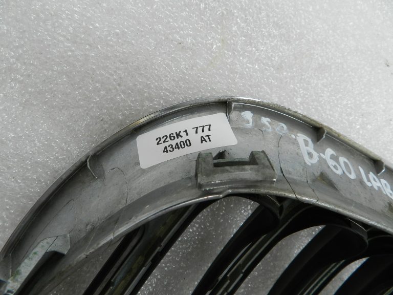 BMW X3 E83 Oriģinālais radiatora režģis pa labi
