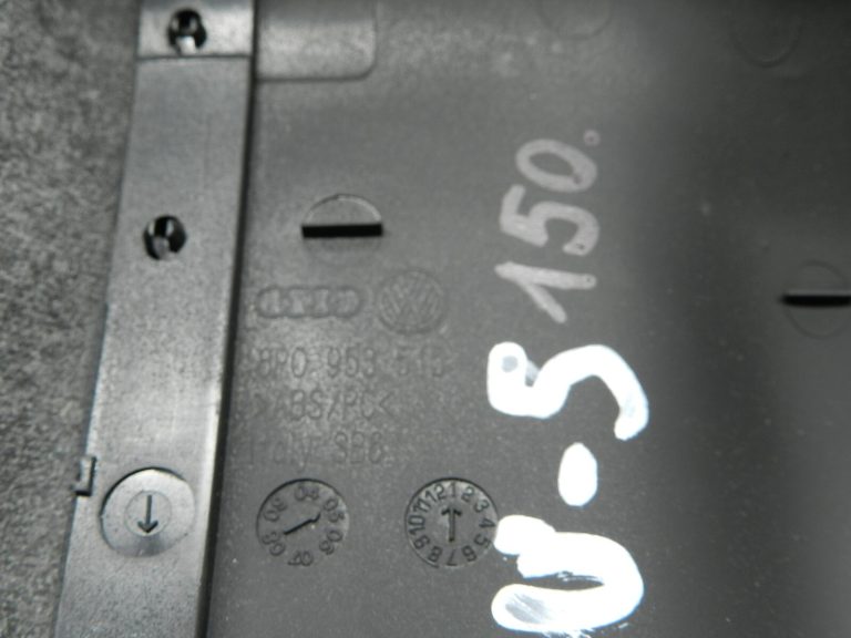 Audi A3 oriģinālā stūres statņa augšējā apdare 8p0953515