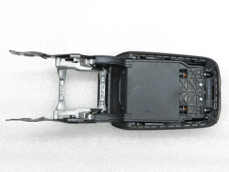 Volkswagen Golf VII oriģinālais centrālais roku balsts DEFEKTĪVS