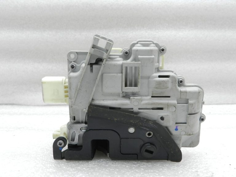 VW Passat 3C B7 Oriģinālā durvju slēdzene aizmugurējā labā 3C4839016A