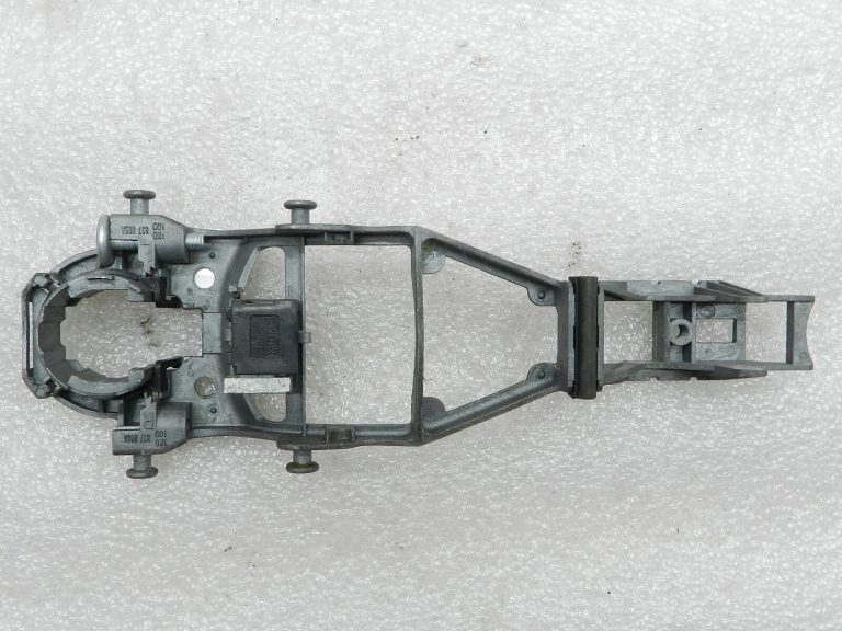 VW Golf oriģinālais ārdurvju roktura turētājs priekšējais kreisais