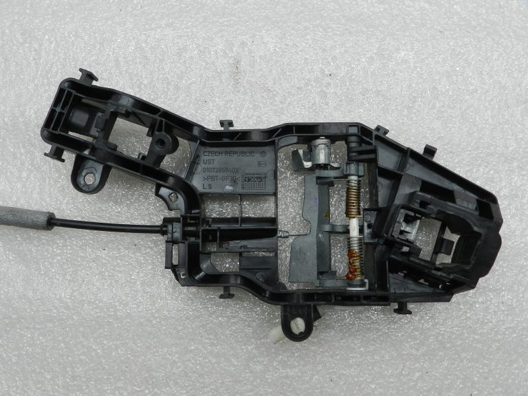 Volkswagen Passat oriģinālais gultņa kronšteins durvju rokturis kreisais