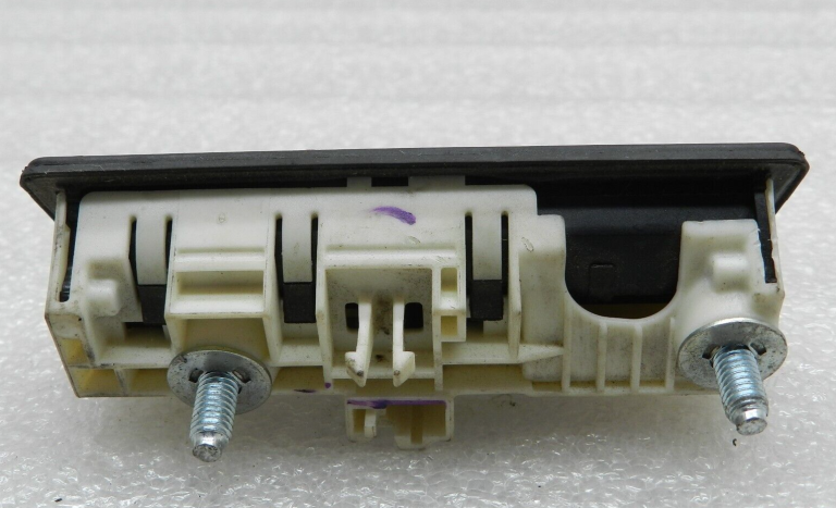 VW Audi Audi Seat Skoda Oriģinālais aizmugurējo durvju atvērējs Pushbutton Pushbutton