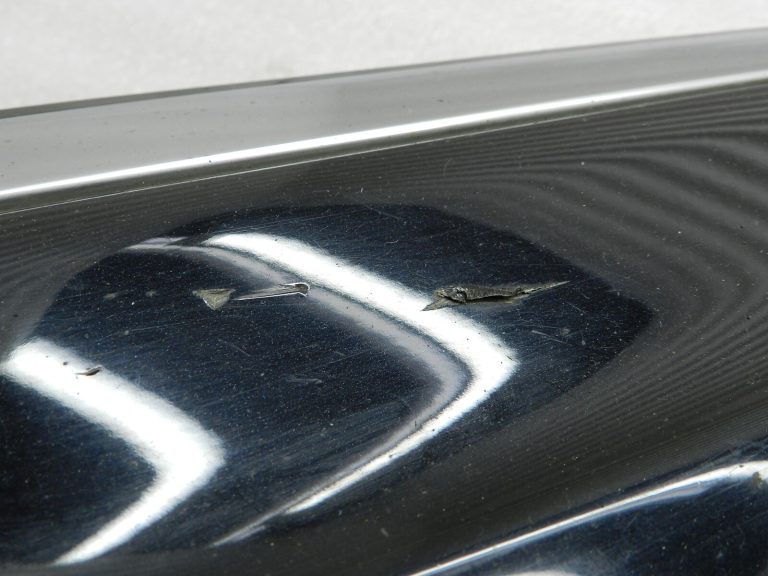 VW Tiguan oriģināls durvju līstes priekšējā labajā pusē DEFEKTĪVS