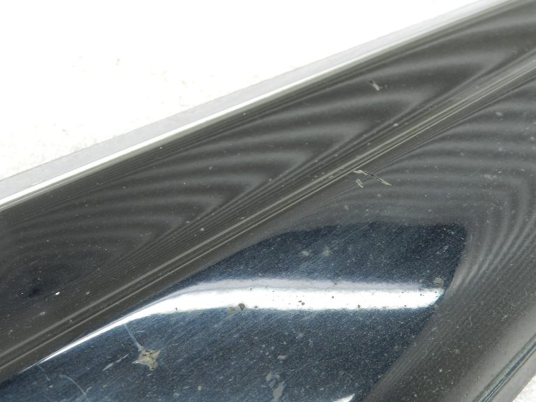 VW Tiguan oriģināls durvju līstes priekšējā labajā pusē DEFEKTĪVS