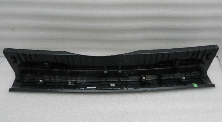 VW Golf oriģinālais bagāžnieka sliekšņa vāks