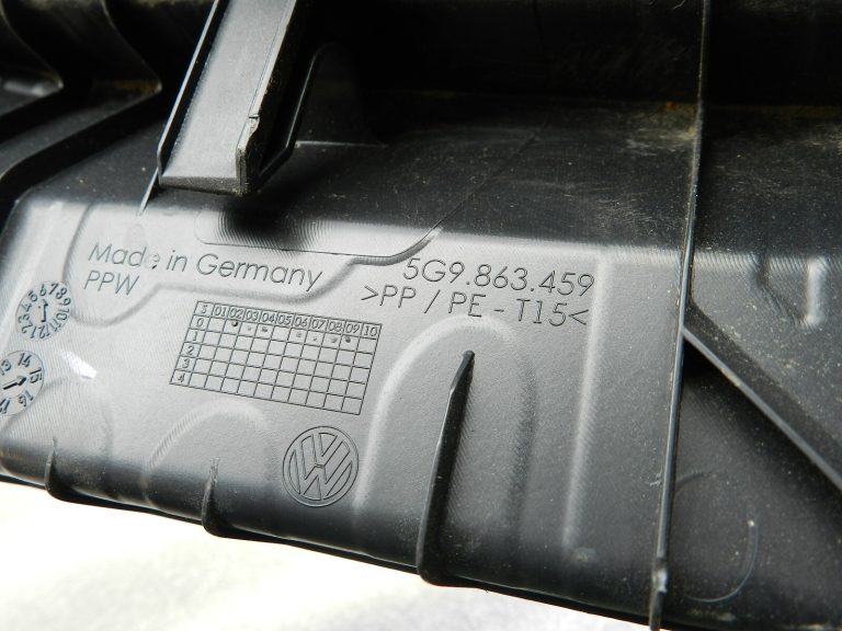 VW Golf oriģinālais bagāžnieka sliekšņa vāks