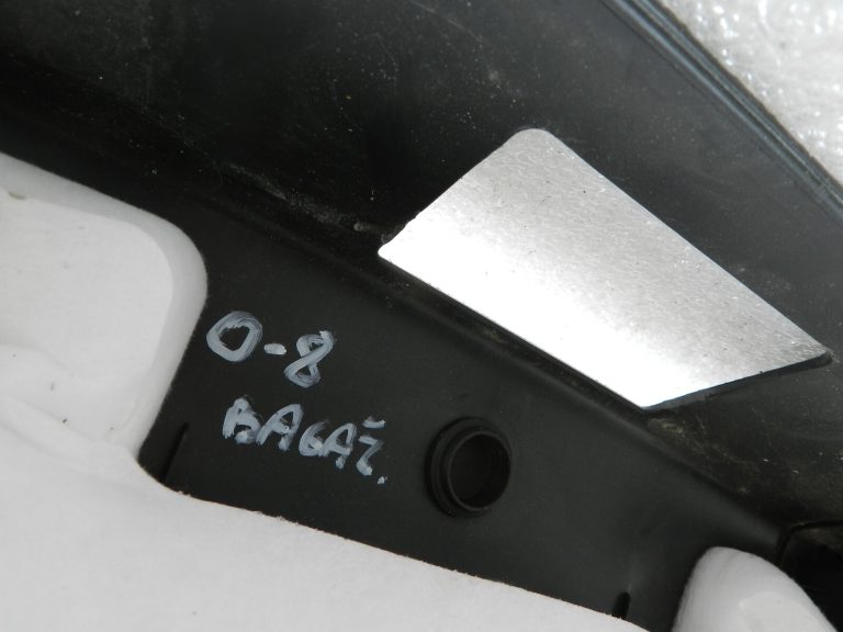 Opel Insignia B oriģināls aizmugurējo durvju apšuvums Aizmugurējā vāka vāks