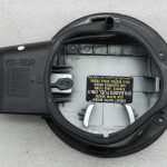 Kia Ceed oriģināls degvielas uzpildes vāks 9S – MACHINE SILVER