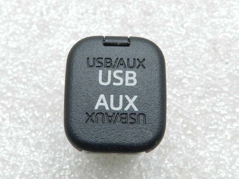 Mazda 6 oriģinālais USB AUX ligzdas savienotājs