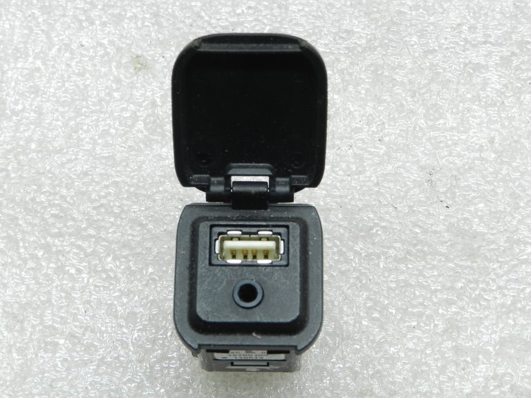Mazda 6 oriģinālais USB AUX ligzdas savienotājs