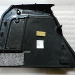 VW Tiguan oriģinālā paneļa bagāžnieka labo pusi