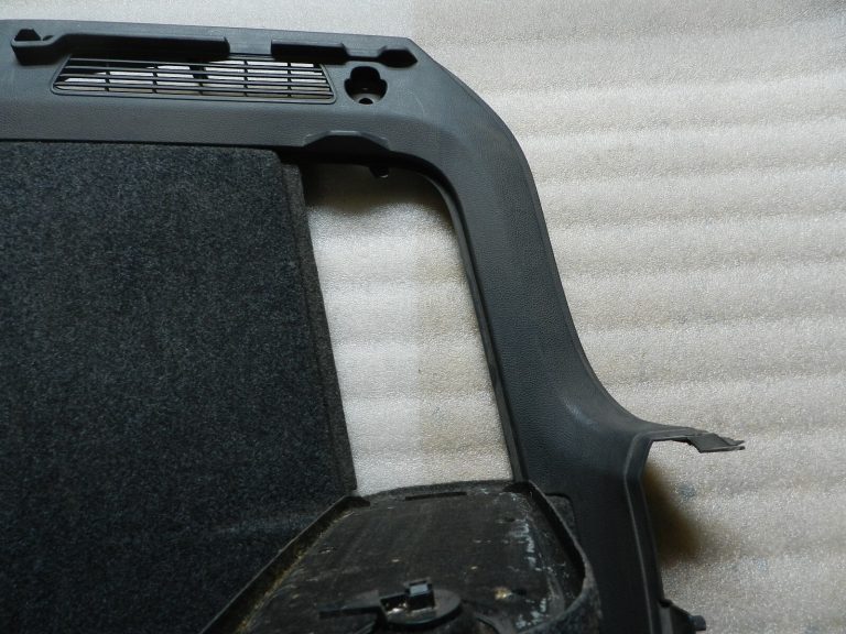 VW Tiguan oriģinālā paneļa bagāžnieka labo pusi