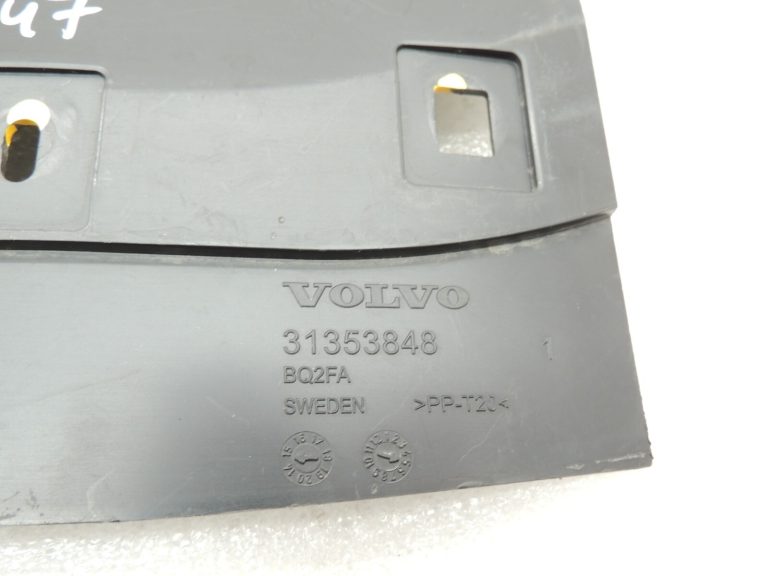 Volvo XC90 II priekšējais kreisās riteņa arkas dubļusargs 31353848 32130661