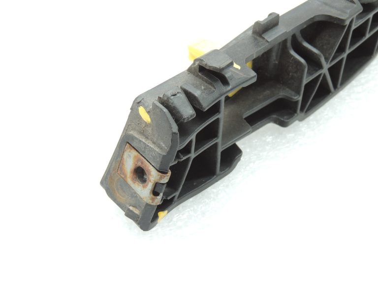 Kia Sportage IV QL Aizmugurējā bampera stiprinājums kreisais 86613F1000 86613-F1000