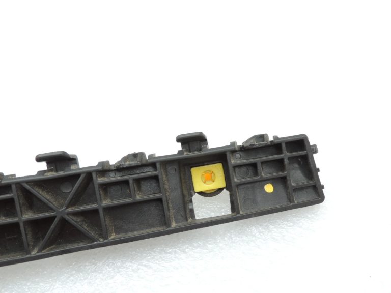 Kia Sportage IV QL Aizmugurējā bampera stiprinājums kreisais 86613F1000 86613-F1000