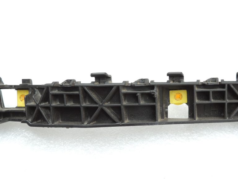 Kia Sportage IV QL Aizmugurējā bampera stiprinājums kreisais 86613F1000 86613-F1000