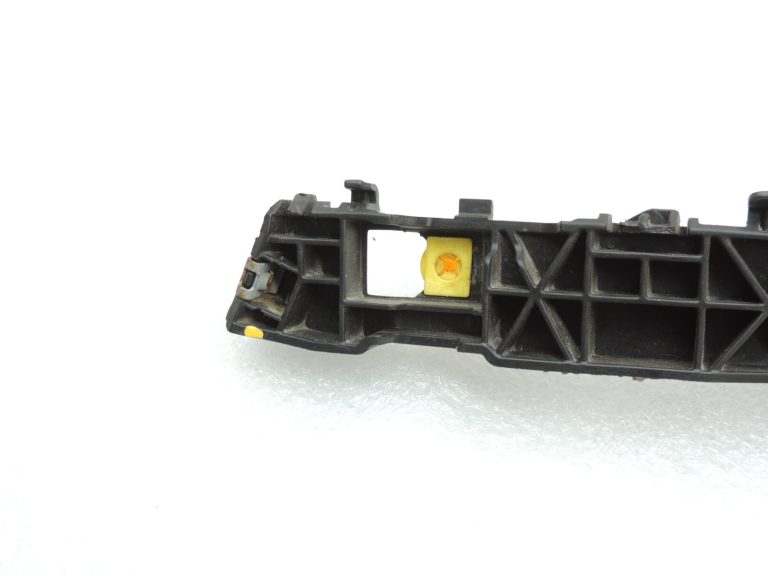 Kia Sportage IV QL Aizmugurējā bampera stiprinājums kreisais 86613F1000 86613-F1000