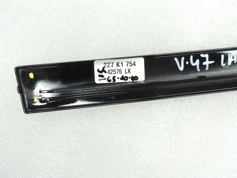 Volvo XC90 II Aizmugurējā labās puses trīsstūrveida vējstikla pārsega sloksne 31371889