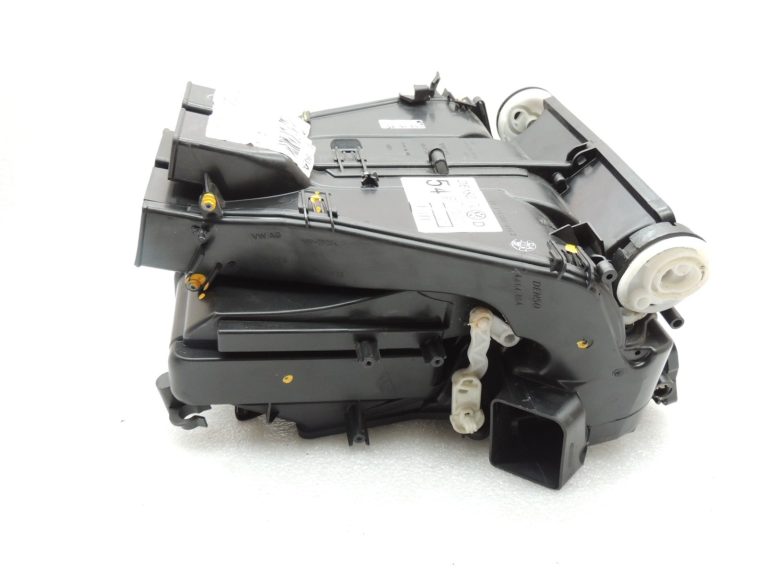VW Tiguan 5N sildītāja korpusa atloku sildīšanas centrs 5N1820003J
