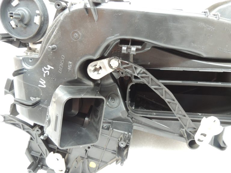 VW Tiguan 5N sildītāja korpusa atloku sildīšanas centrs 5N1820003J