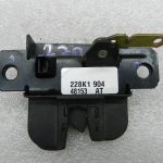 VW Caddy oriģinālā aizmugurējo durvju slēdzene kreisā spārna durvju slēdzene 2K0827505