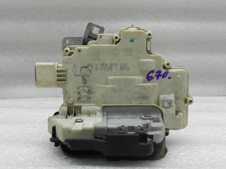 Audi A3 A6 aizmugurējo durvju slēdzene kreisā 4F0839015