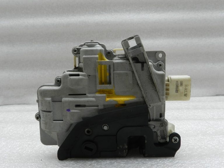 Audi A3 A6 aizmugurējo durvju slēdzene kreisā 4F0839015
