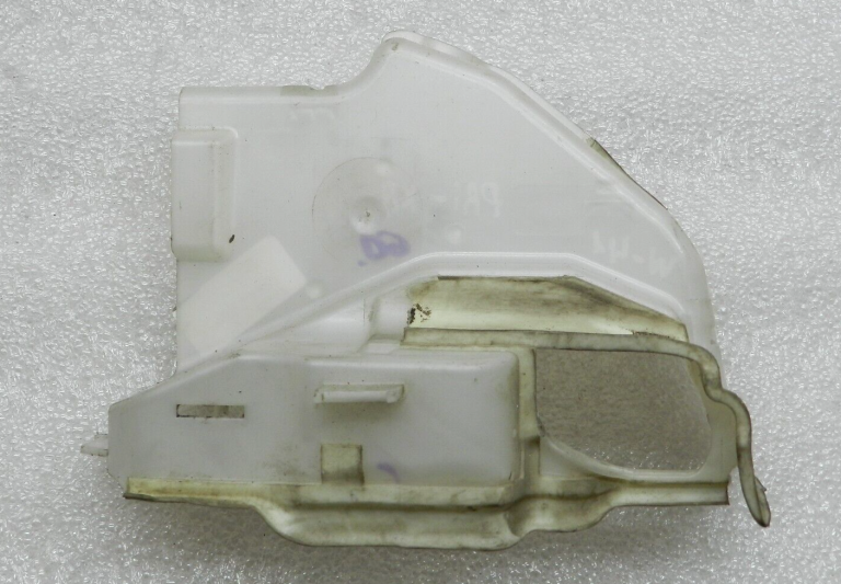 VW Golf VI oriģinālais vāka vāciņš durvju slēdzenes panelim kreisais 1k0837349