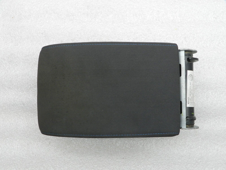 VW Golf 5 oriģinālais centrālais roku balsts 5M0864207C